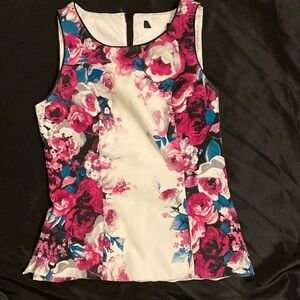 White House Black and White Floral blouse. Button missing see pictures sz S